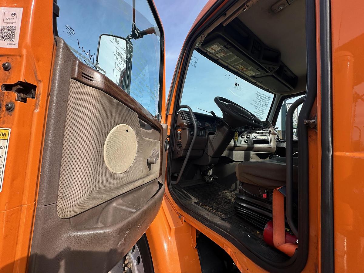 Used 2014 VOLVO VNM64T
