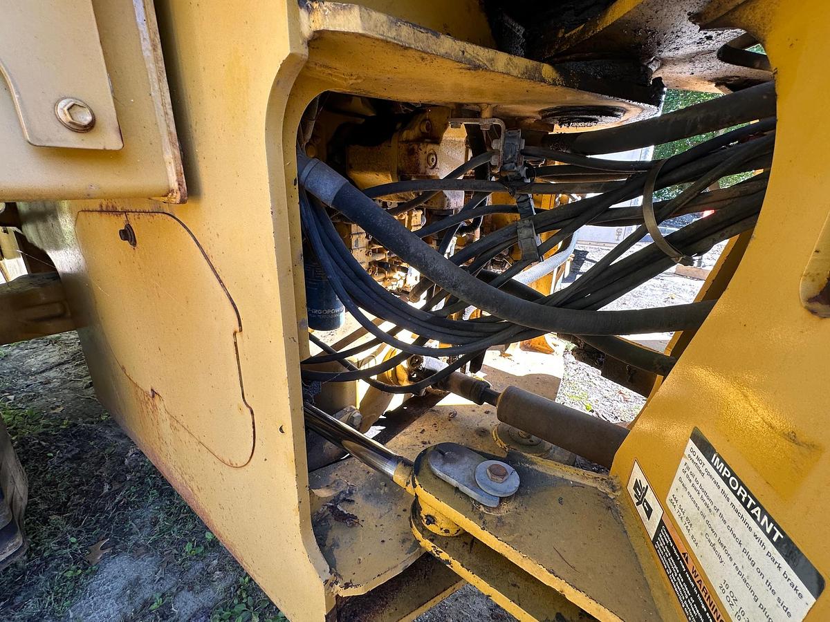 Used 2005 DEERE 624J