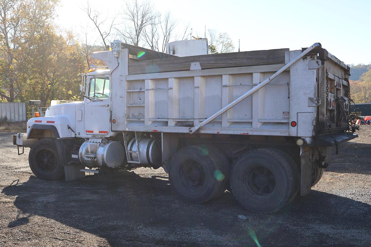 Used 1996 MACK RD690S