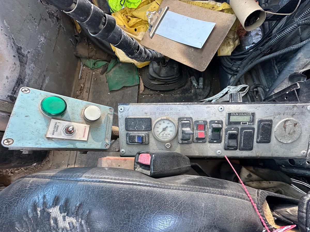 Used 2000 MACK DM690S Conveyor