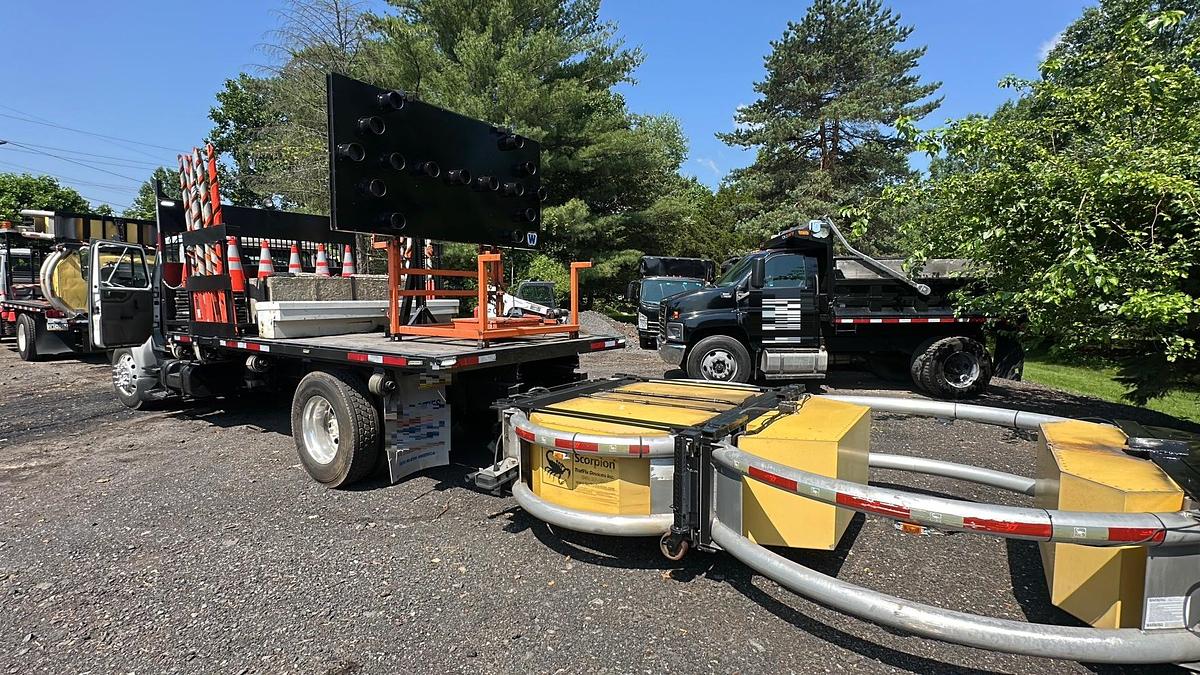 Used 2001 INTERNATIONAL 4900 Attenuator Truck