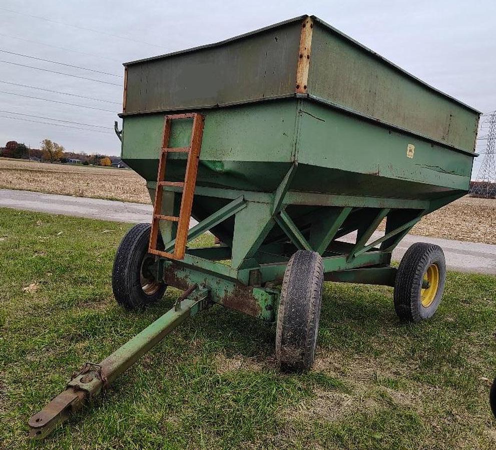 Used JOHN DEERE 350-22 Gravity Wagon