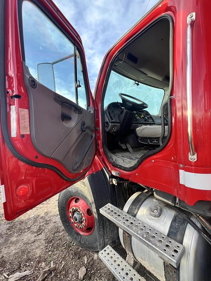 Used 2013 FREIGHTLINER 108SD Dump Truck