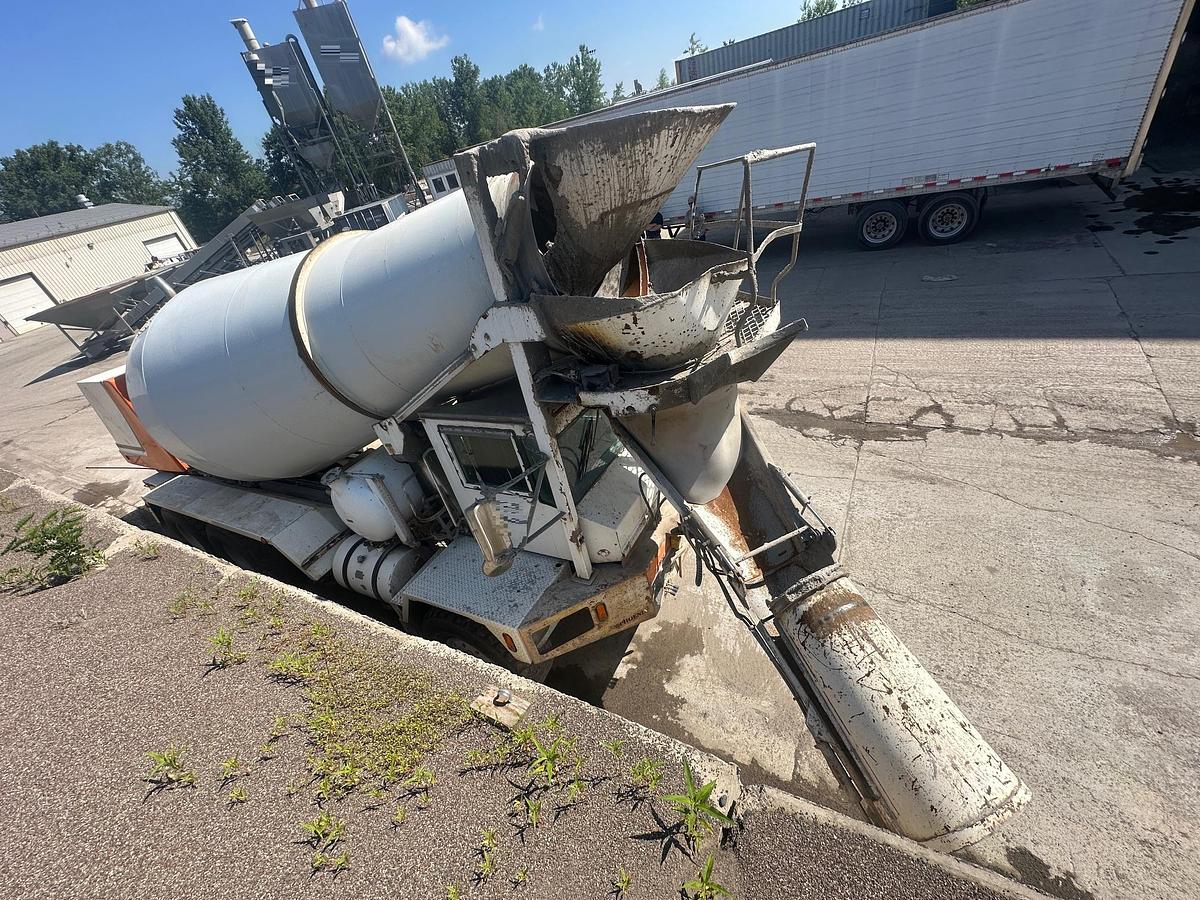 Used 2007 PHOENIX Front Discharge Mixer