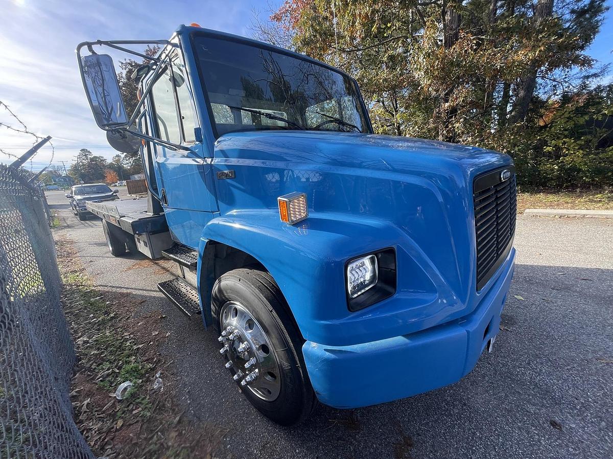 Used 2005 FREIGHTLINER FL70