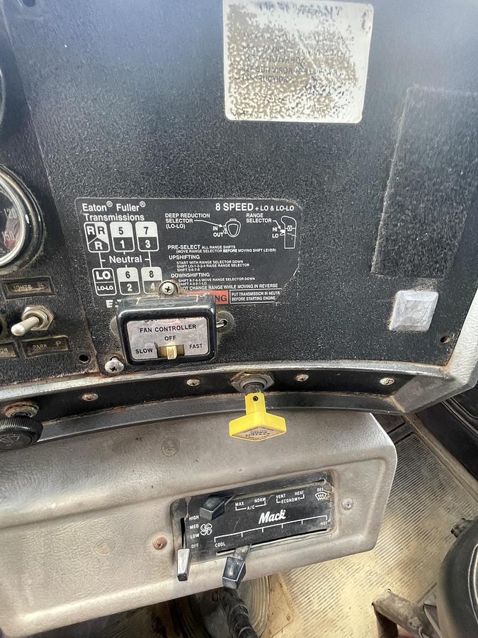 Used 2001 MACK RD 690S Tri Axle