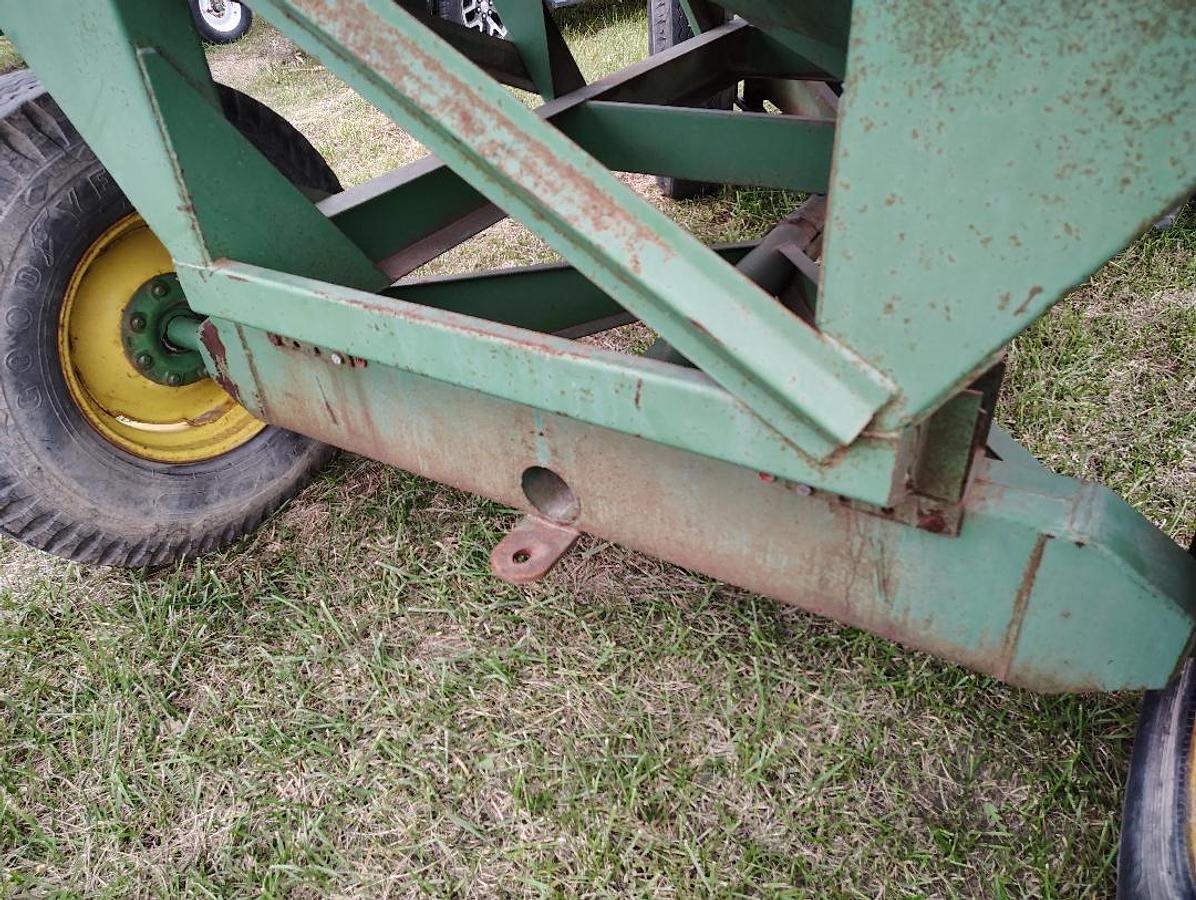Used JOHN DEERE 350-22 Gravity Wagon