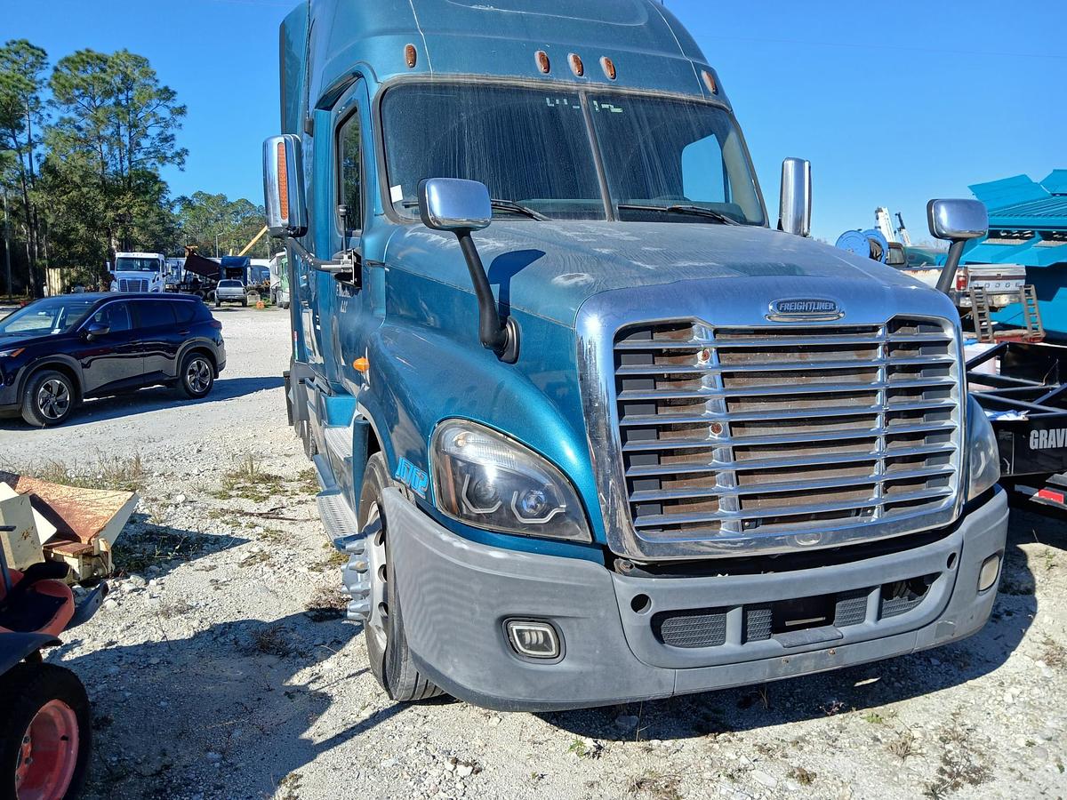 Used 2012 FREIGHTLINER Columbia