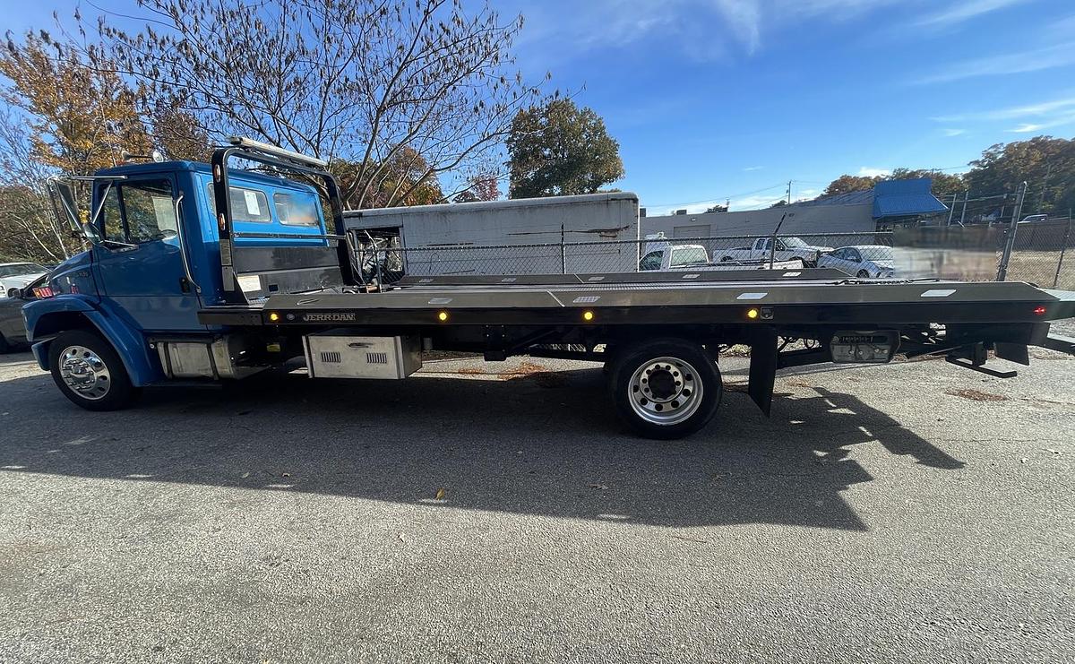 Used 2005 FREIGHTLINER FL70