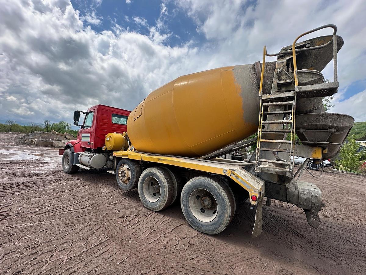 Used 2004 VOLVO Rear Discharge Mixer