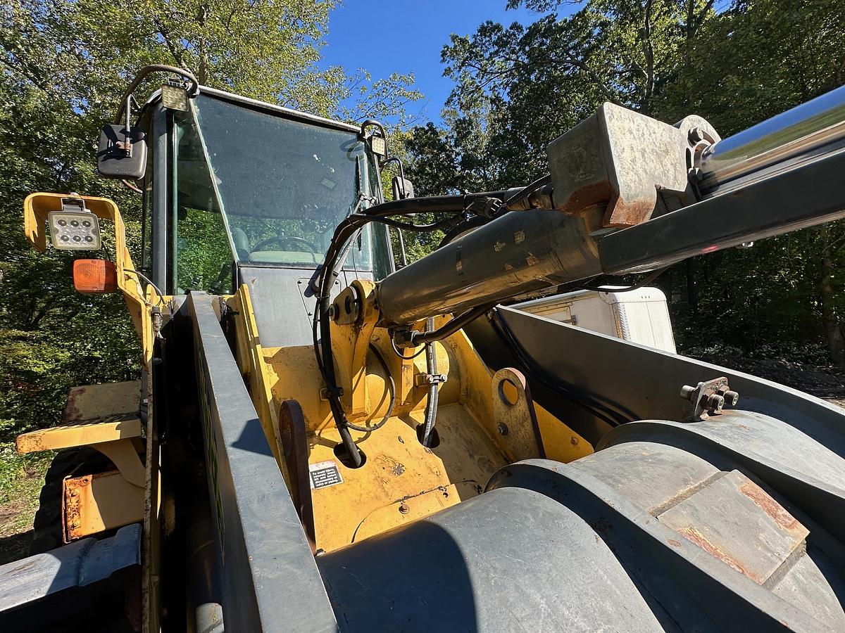 Used 2005 DEERE 624J