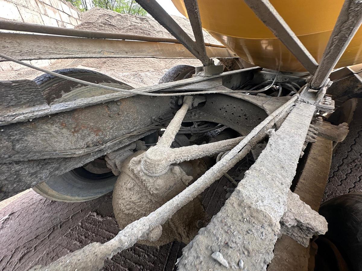 Used 2004 VOLVO Rear Discharge Mixer