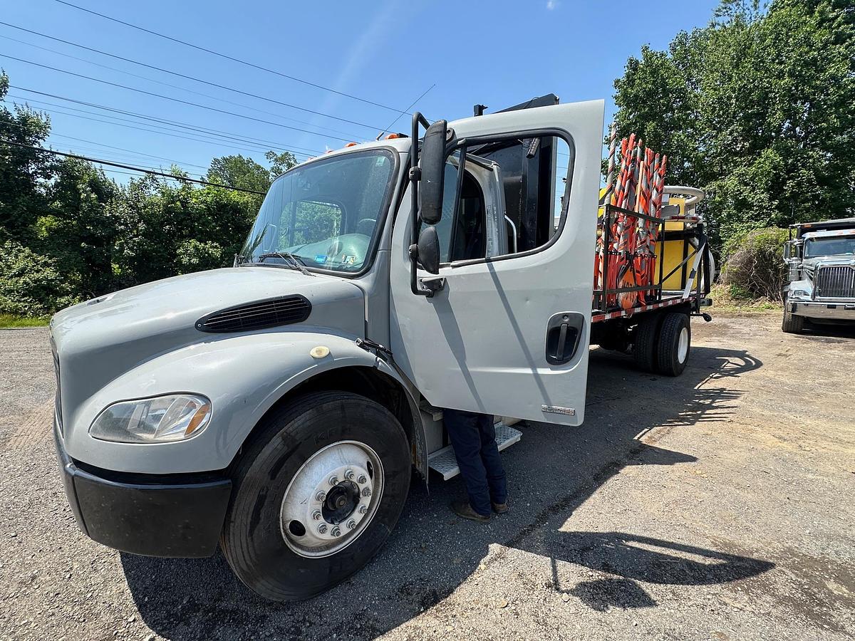 Used 2004 FREIGHTLINER M2 Attenuator Truck