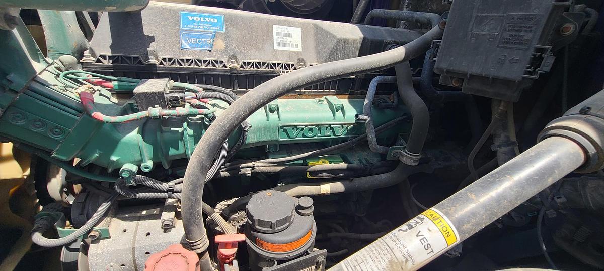 Used 2015 VOLVO VNL64T780