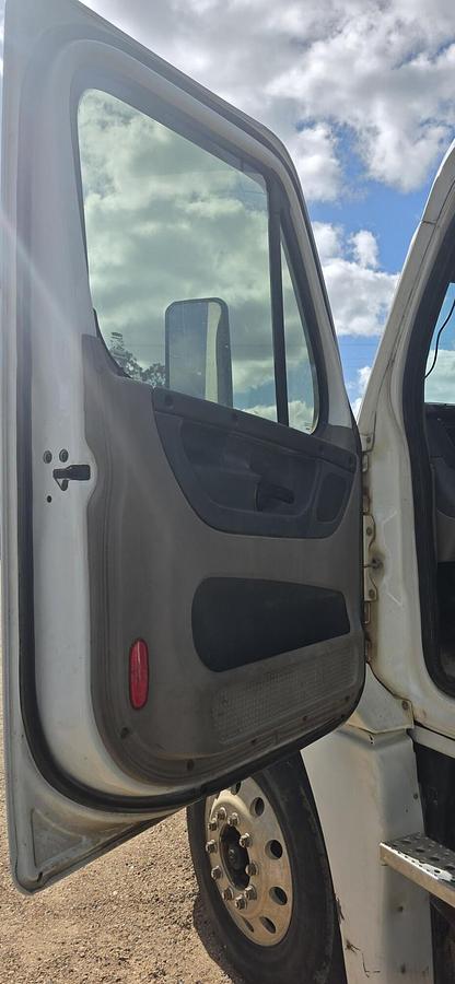 Used 2012 FREIGHTLINER Cascadia