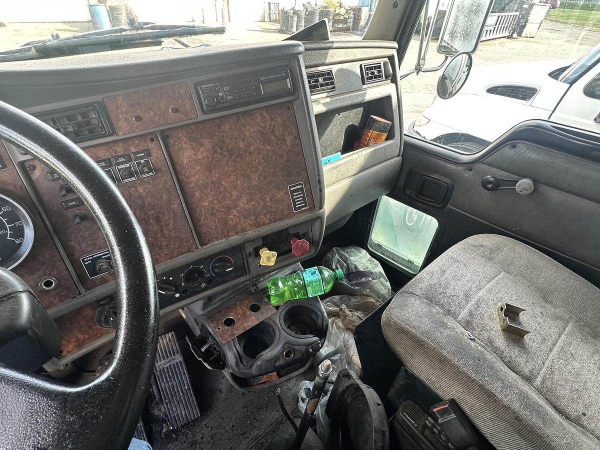 Used 2004 KENWORTH T300