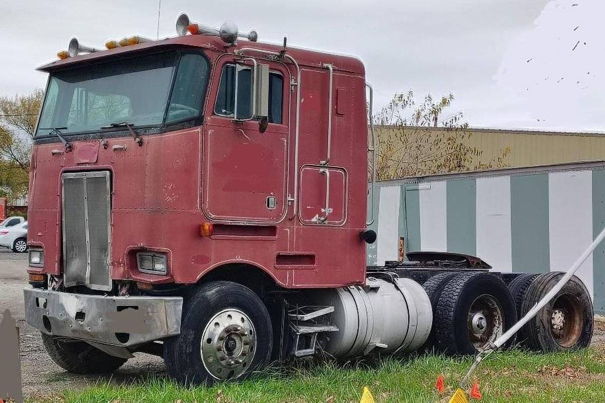 Used 1981 PETERBILT Cabover