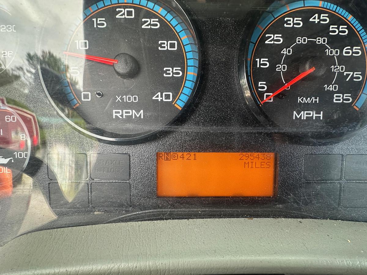 Used 2015 INTERNATIONAL 4300 24' Box Truck