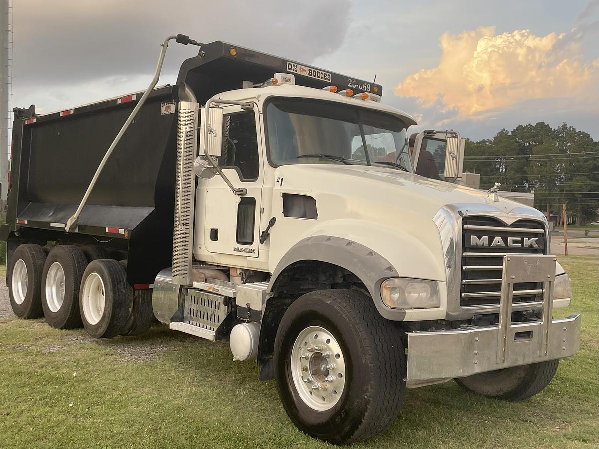 Used 2017 MACK Granite GU713