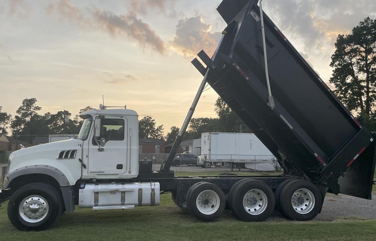 Used 2017 MACK Granite GU713