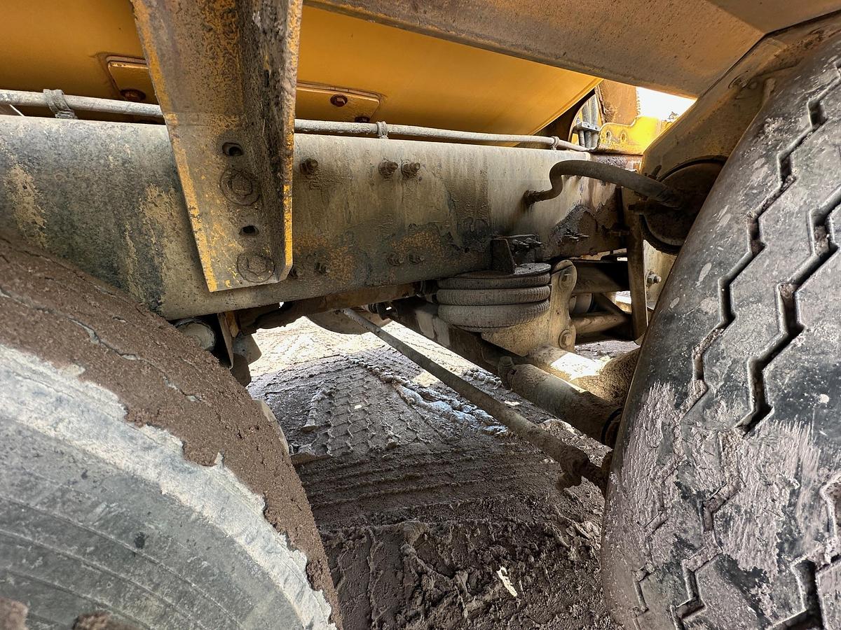 Used 2004 VOLVO Rear Discharge Mixer
