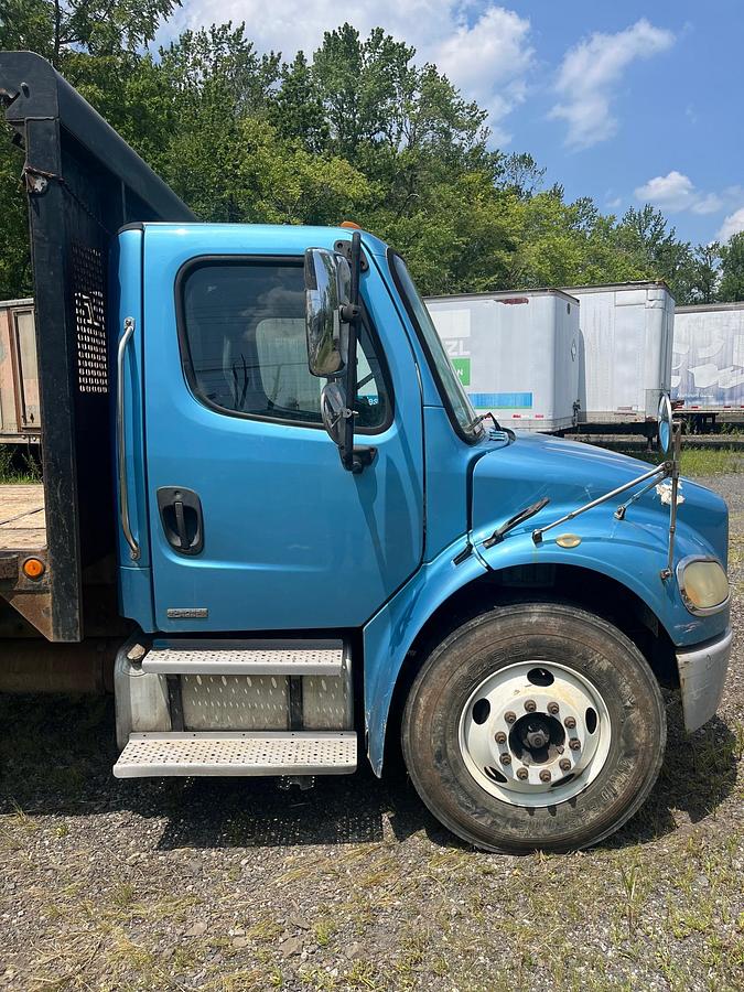 Used 2004 FREIGHTLINER M2 Business Class