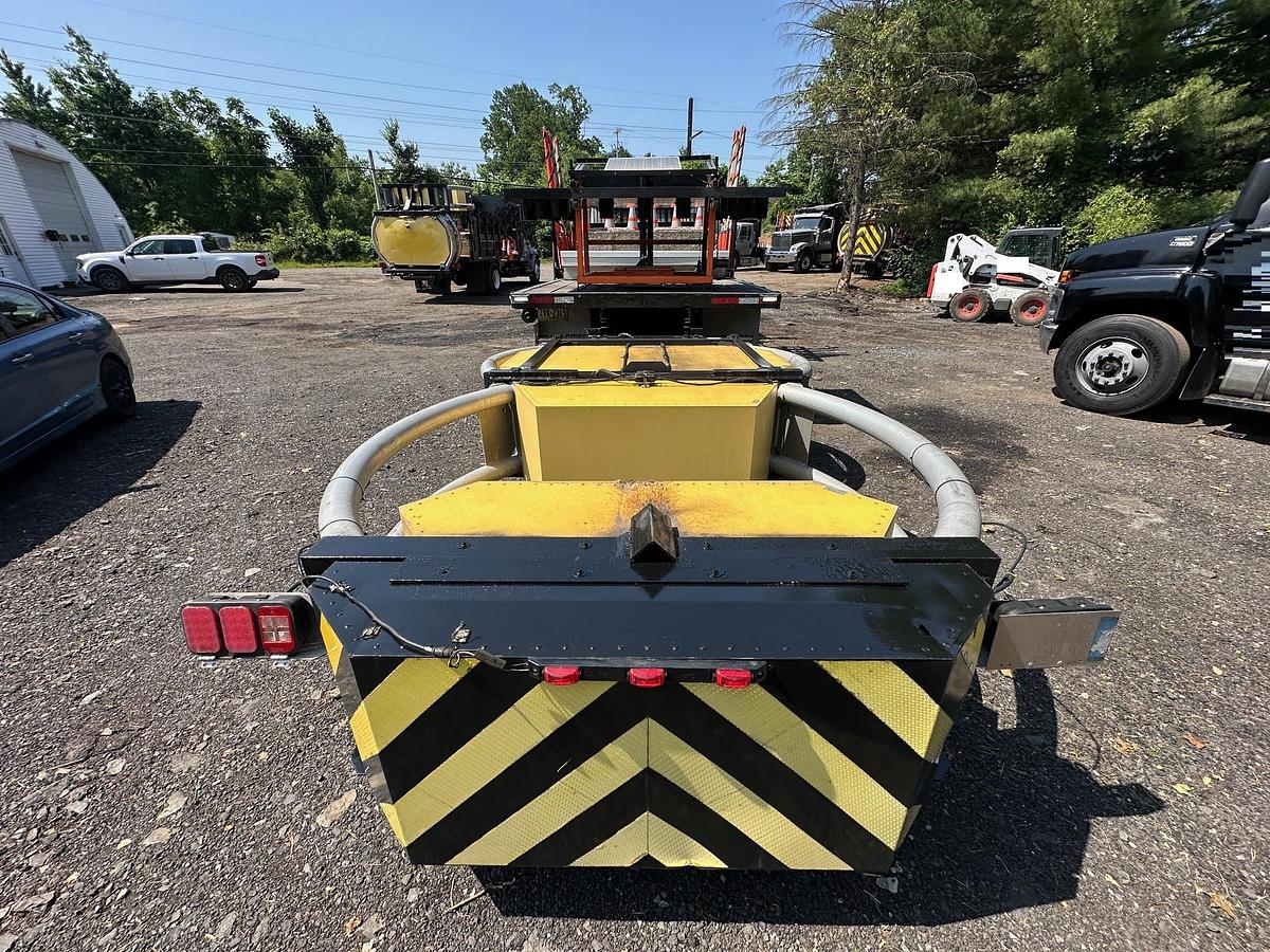 Used 2001 INTERNATIONAL 4900 Attenuator Truck