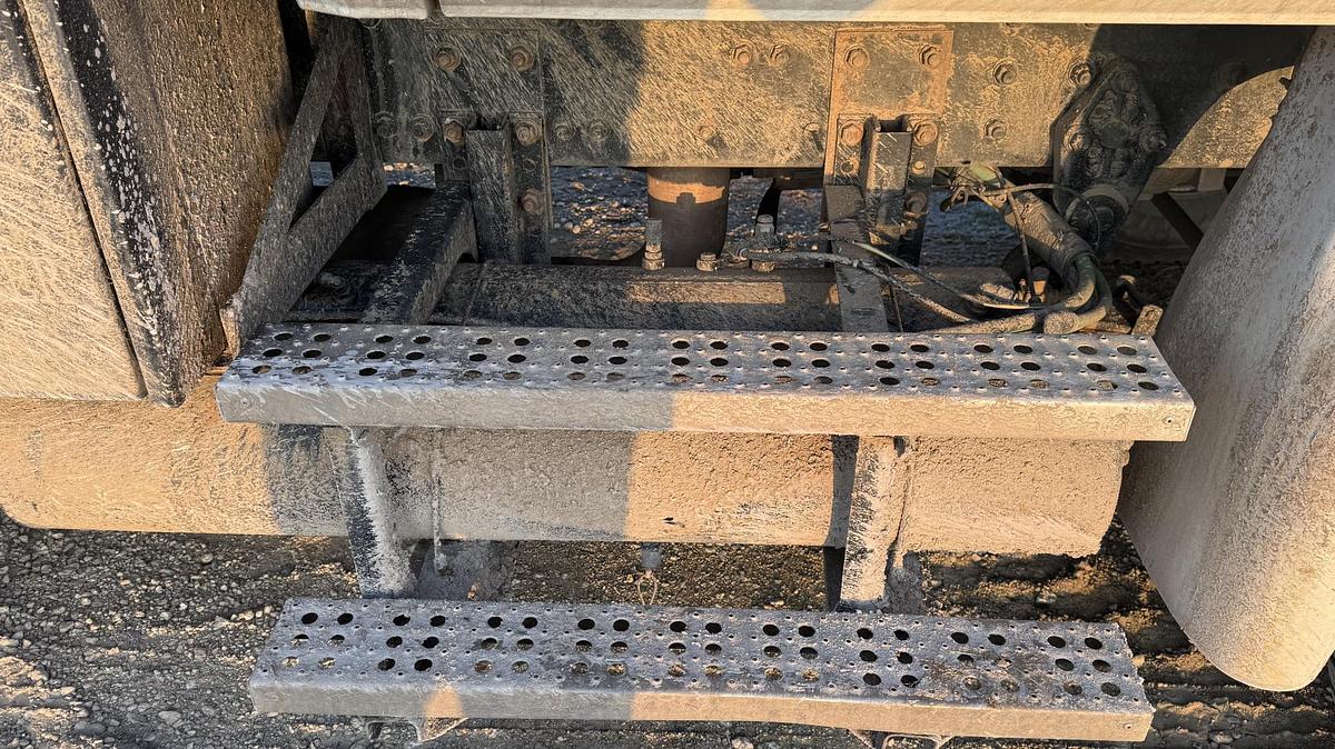 Used 2004 FREIGHTLINER FL112