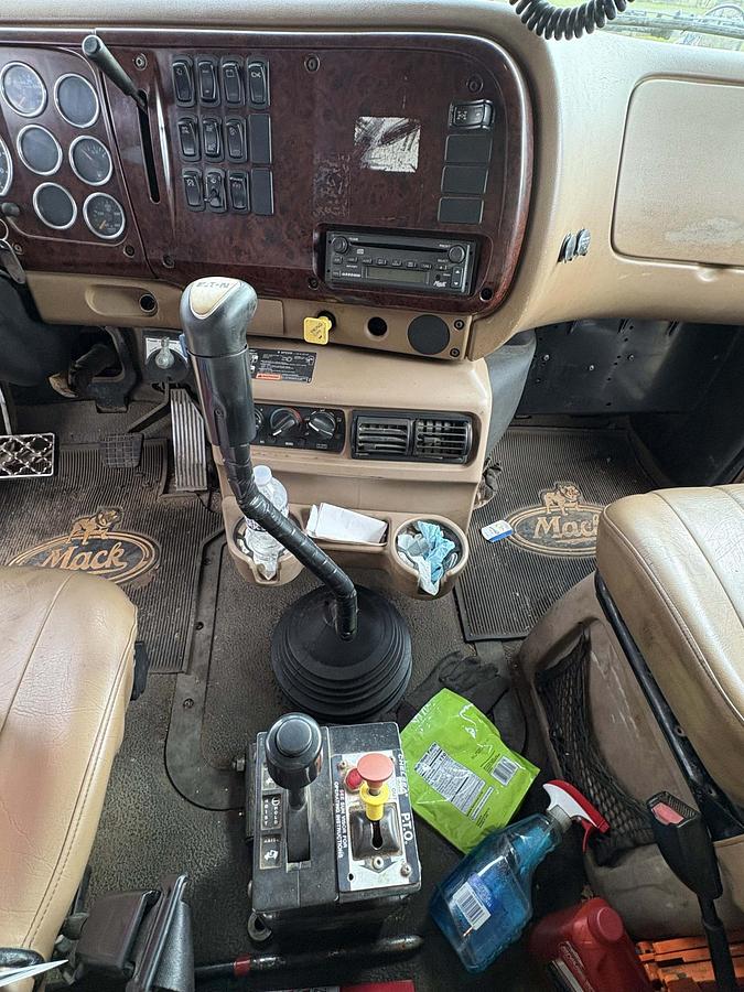 Used 2006 MACK Granite CV713