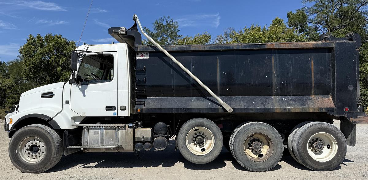 Used 2016 VOLVO VHDNC64RN