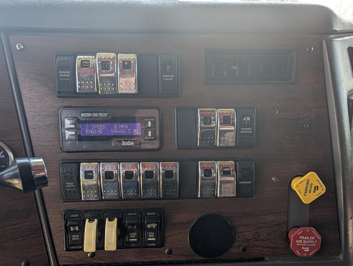 Used 2004 WESTERN STAR 4900