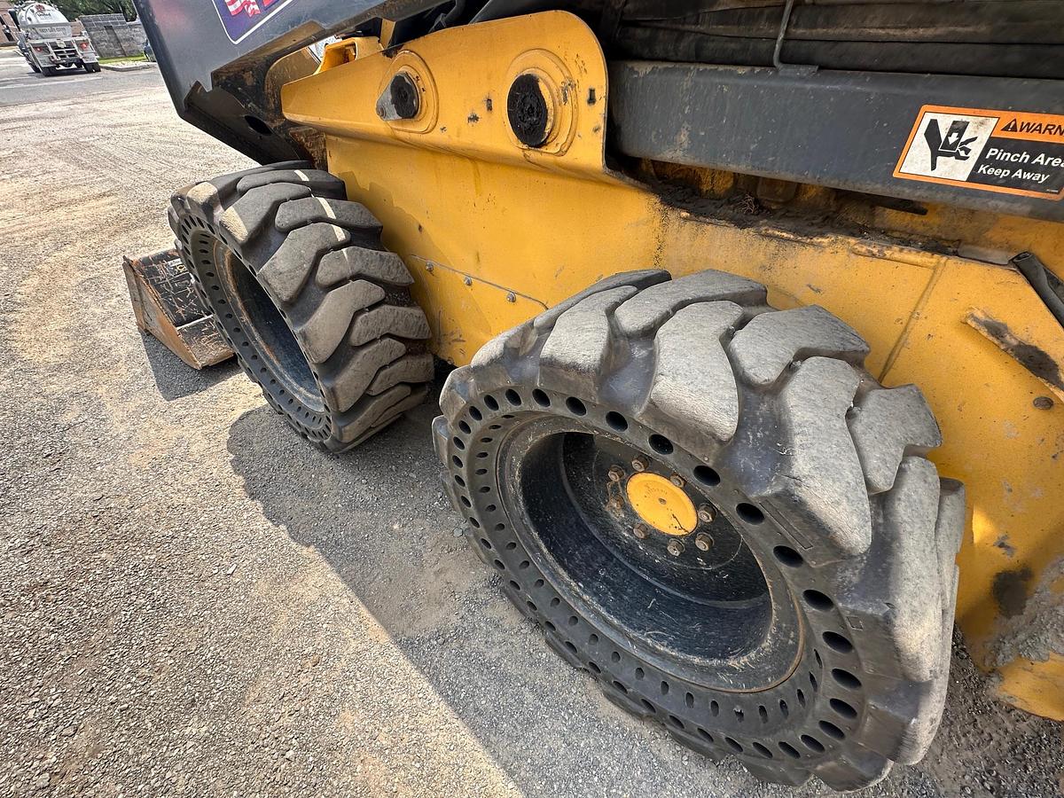 Used 2017 DEERE 332G