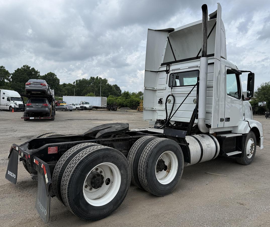Used 2010 VOLVO VNL64TN