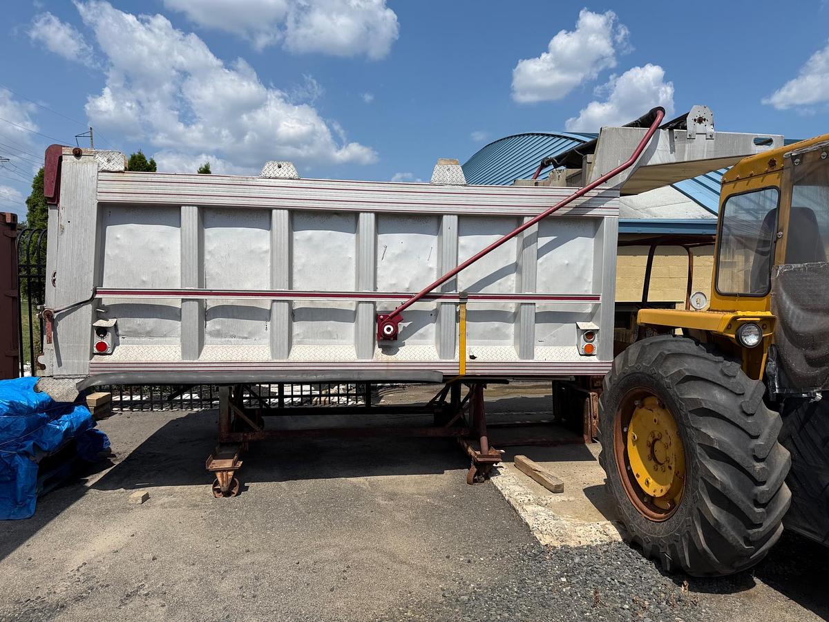 Used 1997 AUTOCAR DK6 Tilt Nose