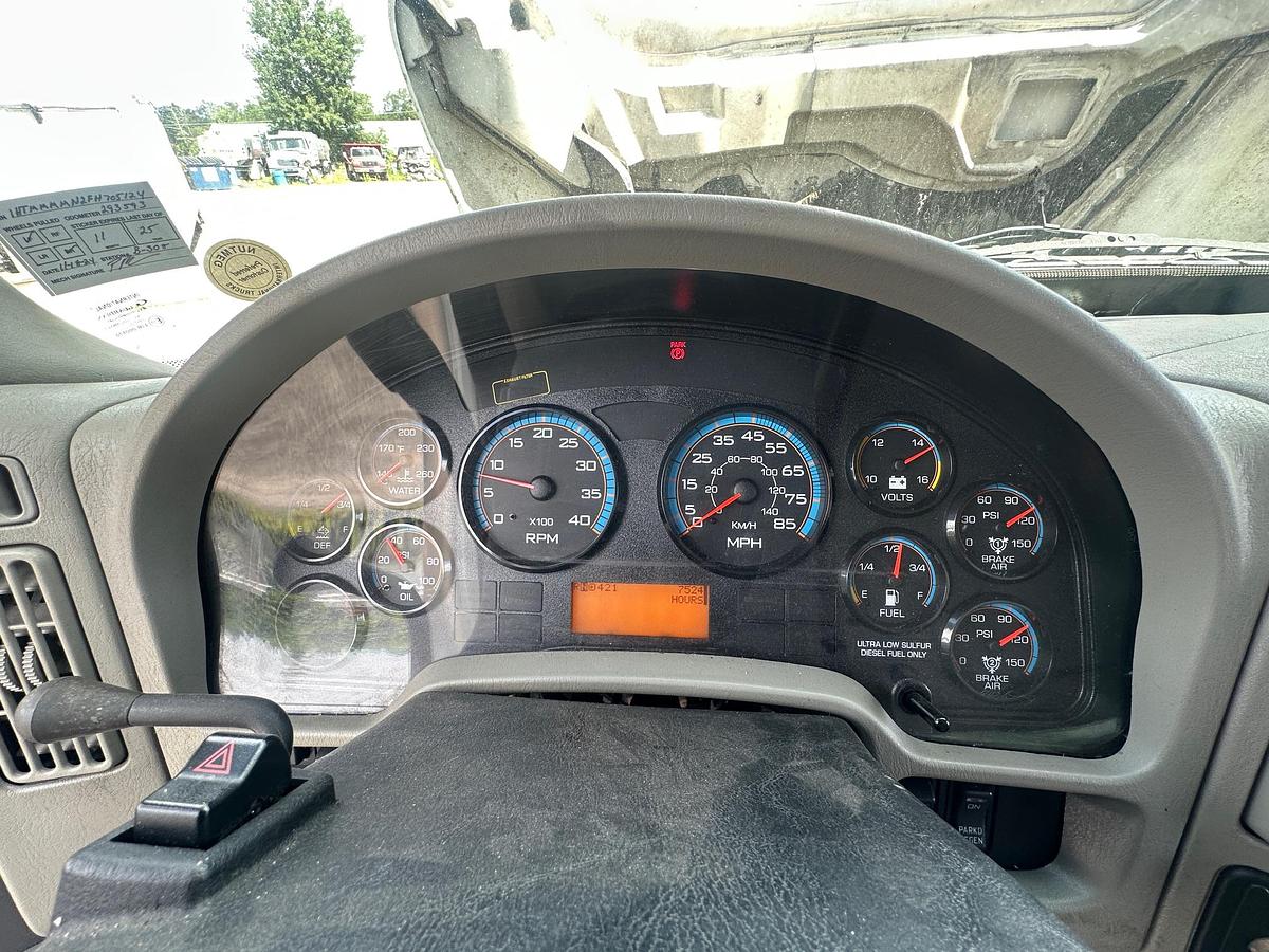 Used 2015 INTERNATIONAL 4300 24' Box Truck