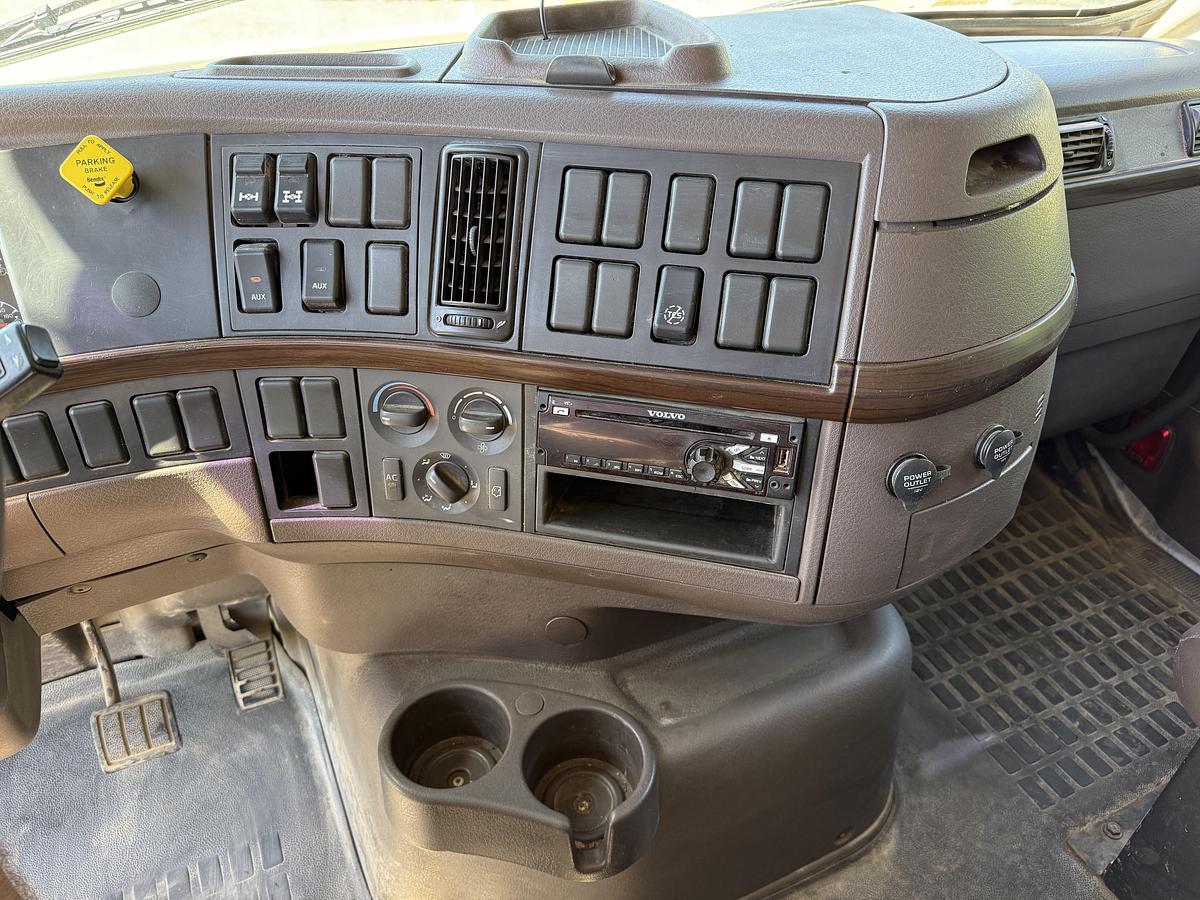 Used 2016 VOLVO VHDNC64RN