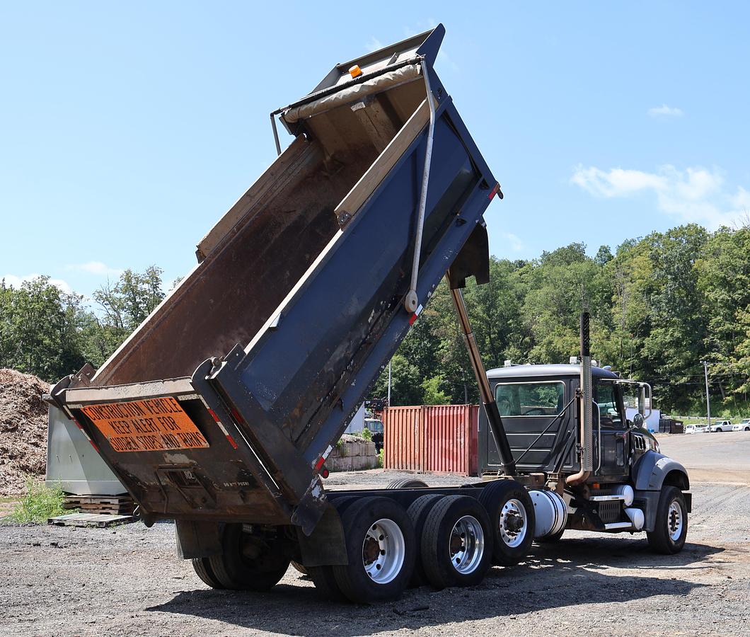 Used 2009 MACK Granite GU713