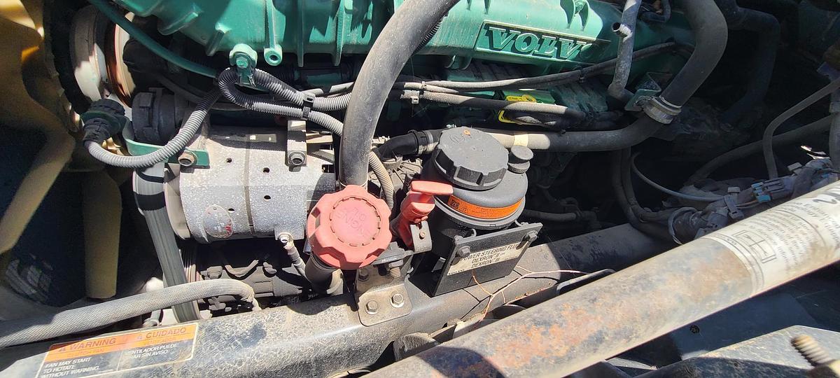 Used 2015 VOLVO VNL64T780