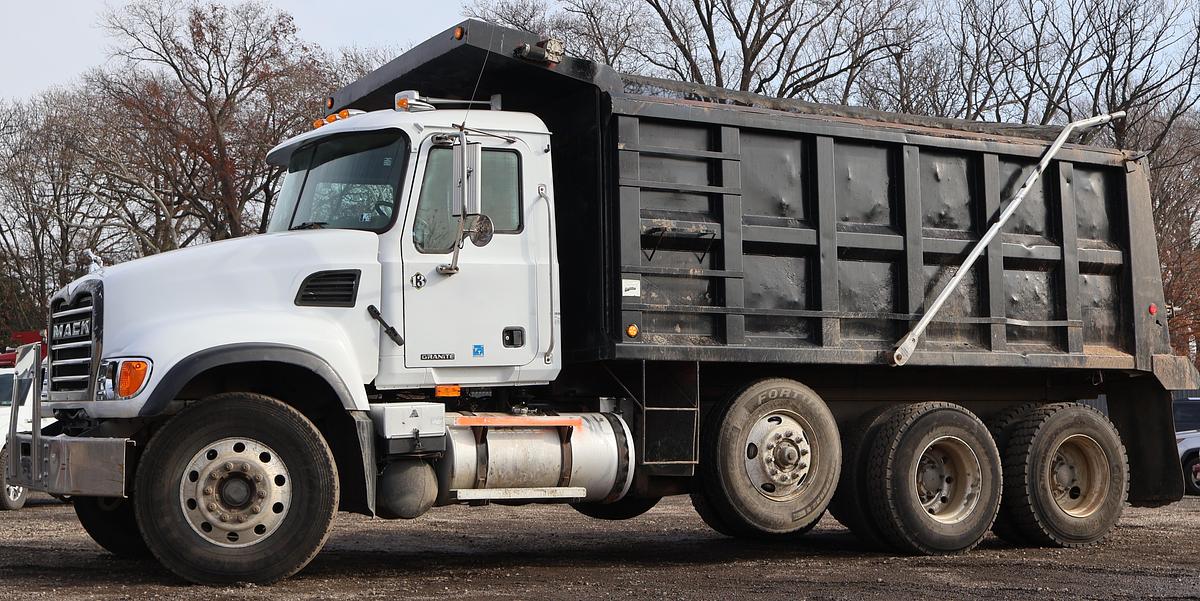 Used 2007 MACK Granite CV713
