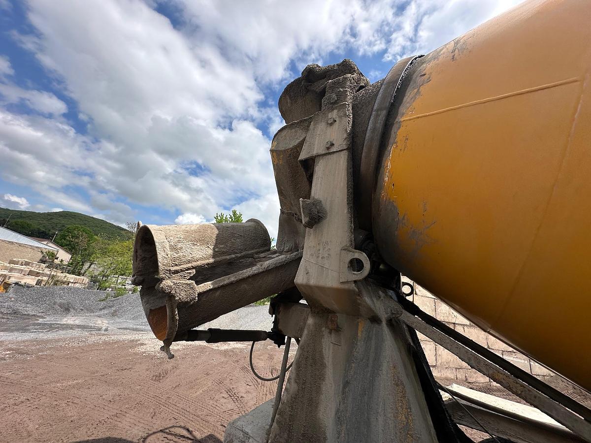 Used 2004 VOLVO Rear Discharge Mixer