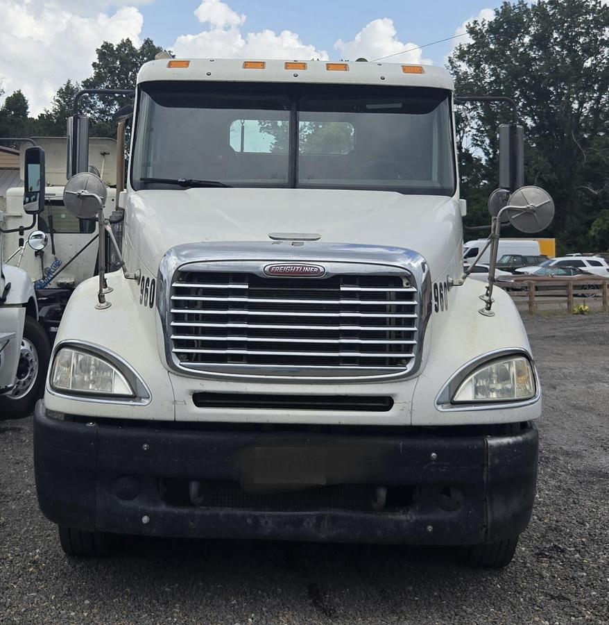 Used 2005 FREIGHTLINER Columbia