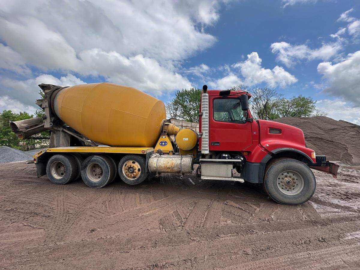 Used 2004 VOLVO Rear Discharge Mixer