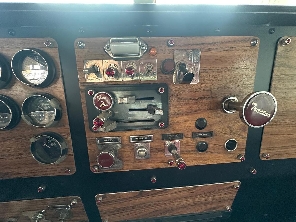 Used 1997 AUTOCAR DK6 Tilt Nose