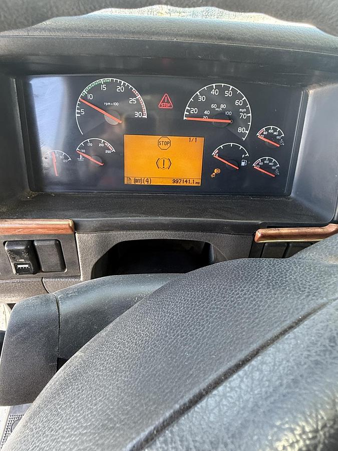 Used 2005 VOLVO VNL 64T670