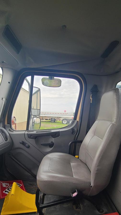 Used 2006 FREIGHTLINER M2 106