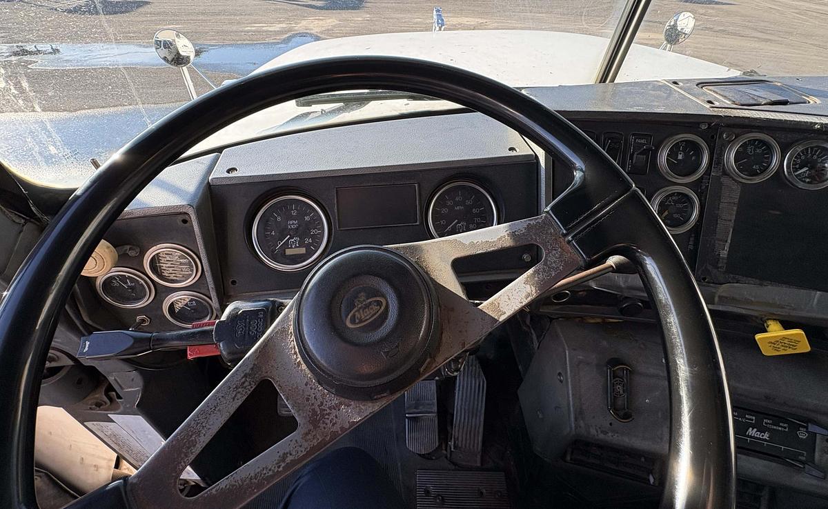 Used 2003 MACK RD688S