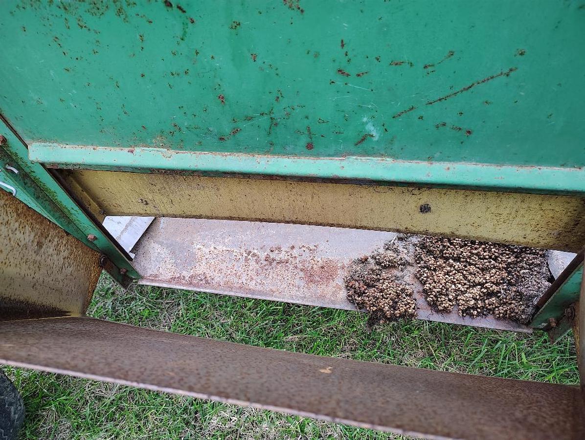 Used JOHN DEERE 350-22 Gravity Wagon