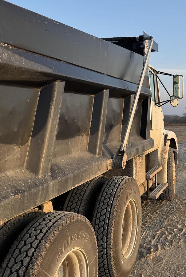 Used 2004 FREIGHTLINER FL112