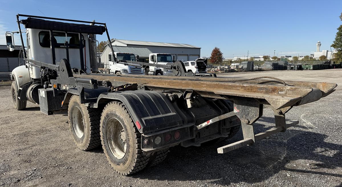 Used 2016 PETERBILT 348