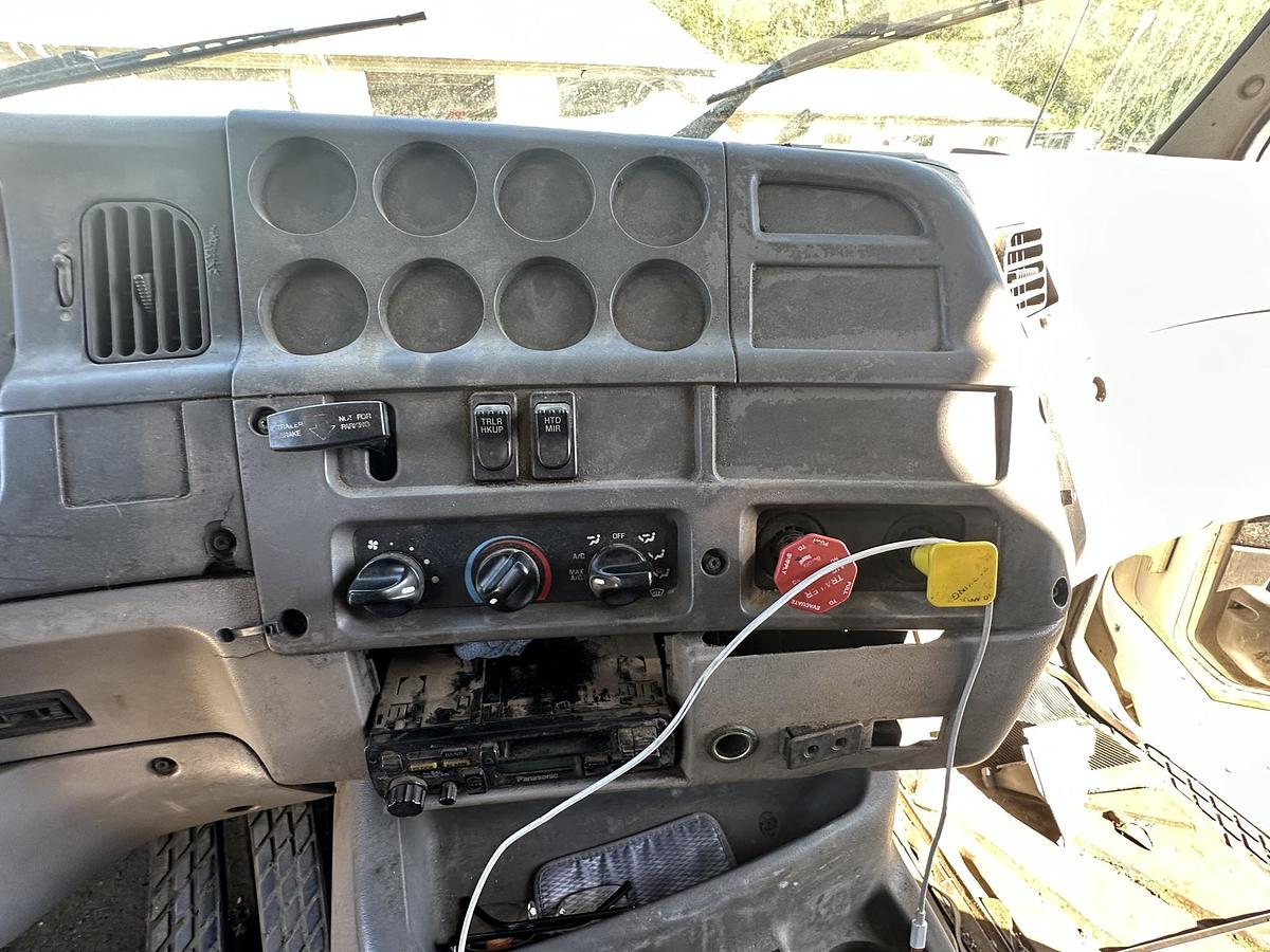 Used 2000 STERLING AT9513